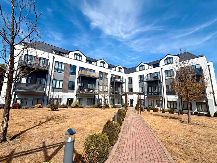 1 Bedroom Flat To Rent In Bay Tree Avenue, Leatherhead, KT22