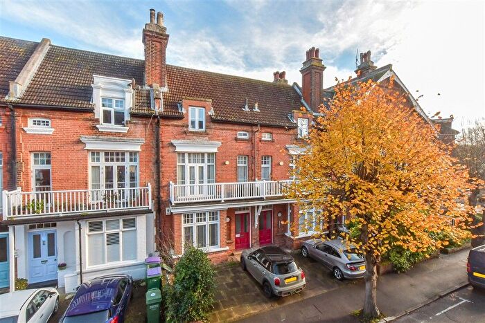 1 Bedroom Flat For Sale In Douglas Avenue, Hythe, Kent, CT21