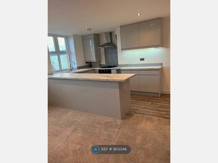 3 Bedroom Flat To Rent In Wade House Road, Halifax, HX3