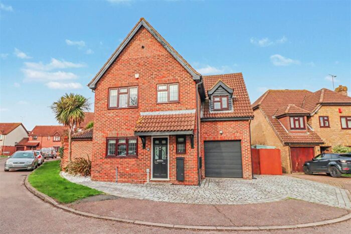 4 Bedroom Detached House For Sale In Woodberry Road, Wickford, SS11