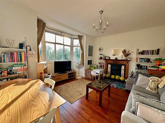 2 Bedroom Flat To Rent In Haslemere Road, London, N8