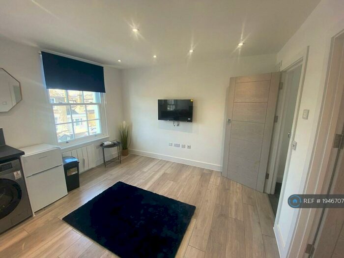 1 Bedroom Flat To Rent In Parrock Street, Gravesend, DA12