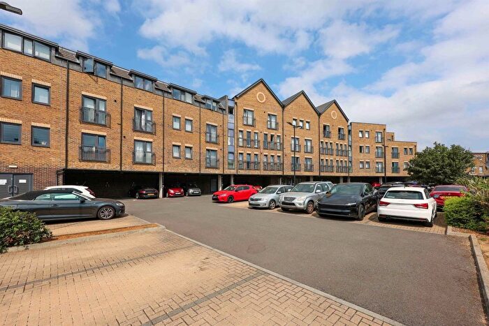 2 Bedroom Flat For Sale In Waterloo Road, Uxbridge, UB8