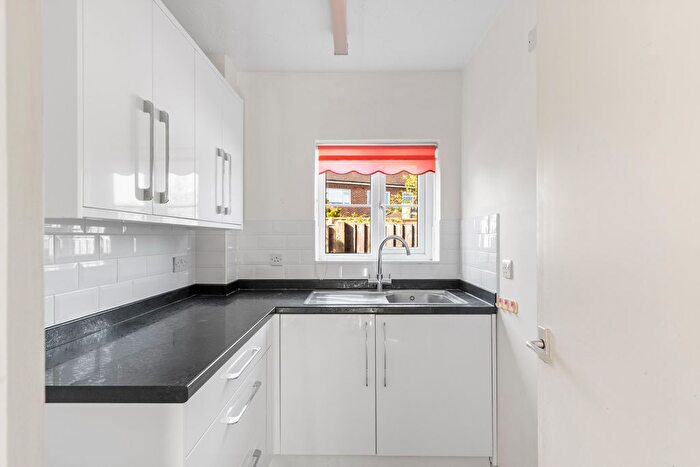 2 Bedroom Flat For Sale In Addington Road, West Wickham, BR4
