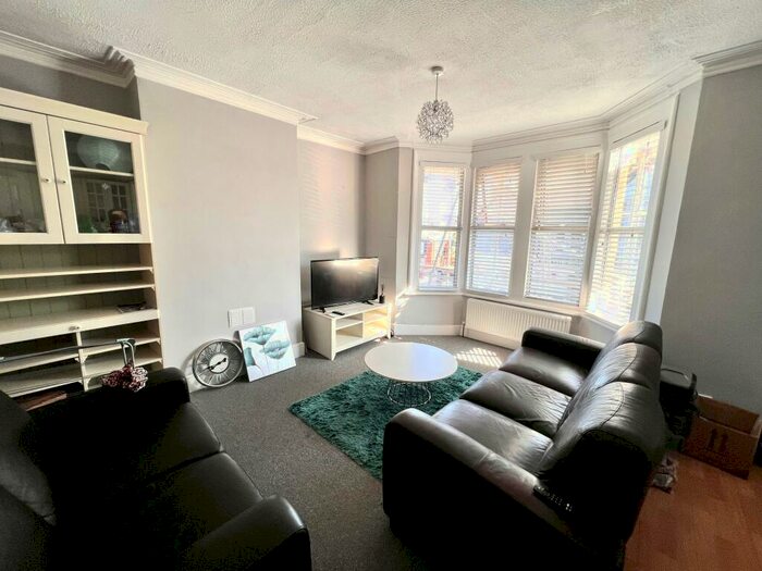 2 Bedroom Flat To Rent In St. Johns Lane, Bedminster, Bristol, BS3