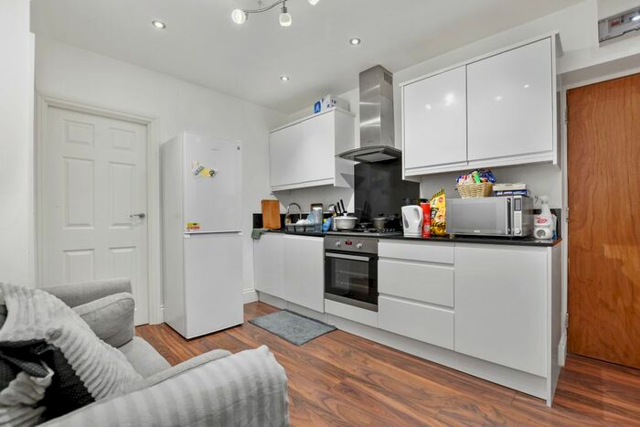 3 Bedroom Flat To Rent In Clapham Road, London, SW9