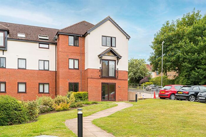 2 Bedroom Flat To Rent In Close To Town, High Wycombe, HP12