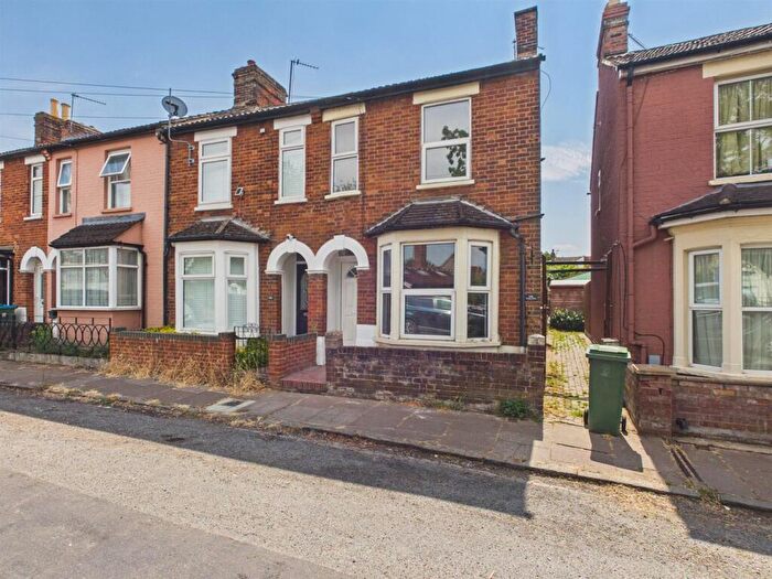 1 Bedroom Maisonette For Sale In Queens Park, Aylesbury, Buckinghamshire, HP21