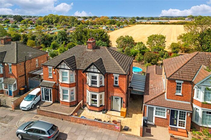 3 Bedroom Semi-Detached House For Sale In Westfield Road, Bedford, Bedfordshire, MK40