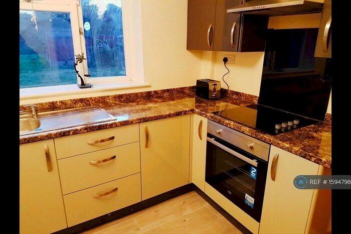 3 Bedroom Semi-Detached House To Rent In Western Boulevard, Nottingham, NG8