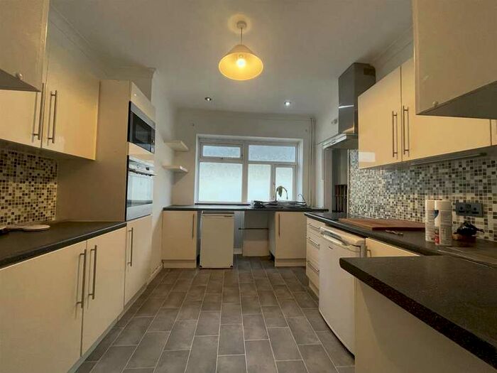 3 Bedroom Chalet House To Rent In Central Avenue, Gravesend, Kent, DA12