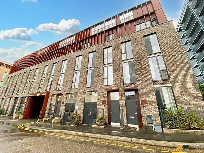 1 Bedroom Flat For Sale In Roof Gardens, Bentinck Street, Castlefield, M15