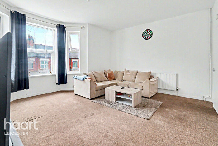 3 Bedroom Block Of Apartments For Sale In Fosse Road North, Leicester, LE3