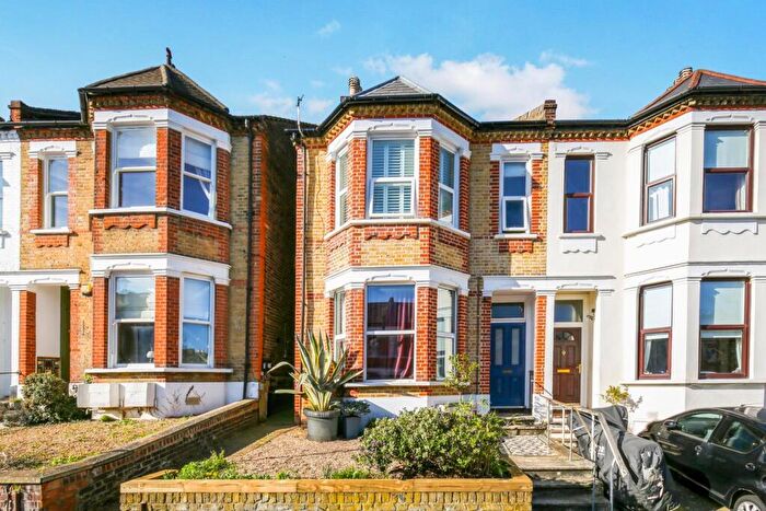 3 Bedroom Flat For Sale In St. Julians Farm Road, London, SE27