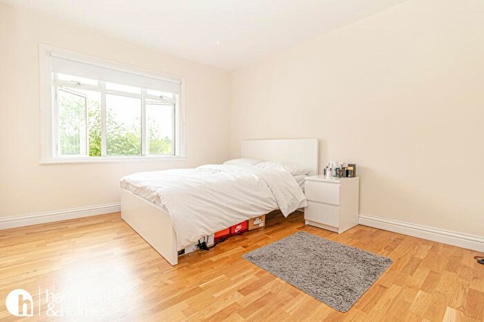 2 Bedroom Flat To Rent In The Vale, Golders Green, NW11