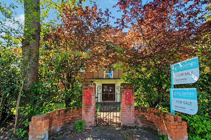 2 Bedroom Apartment For Sale In Kings Court, Farnborough, GU14