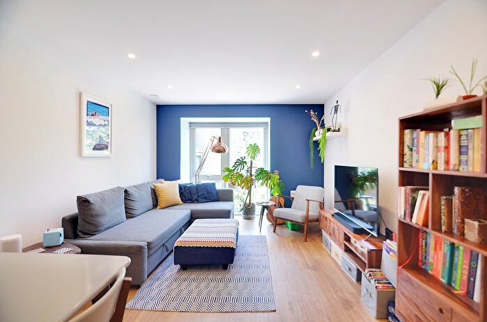 2 Bedroom Flat For Sale In Loxford Gardens, London, N5