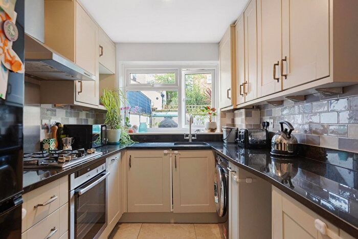2 Bedroom Flat To Rent In Dafforne Road, London, SW17