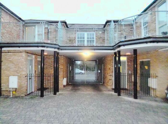 1 Bedroom Flat To Rent In Sparrows Hernes, WD23