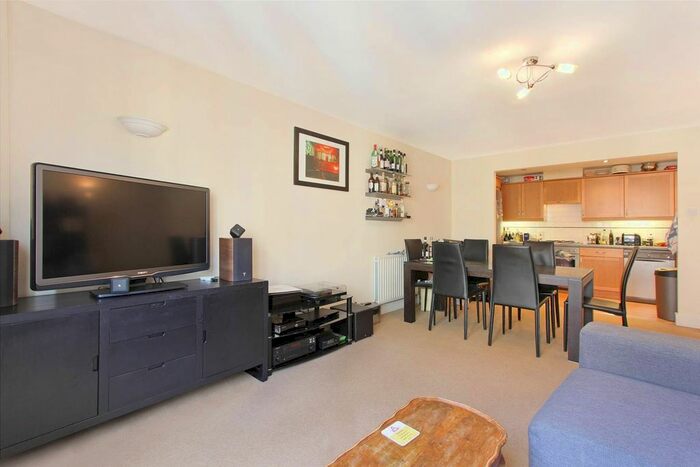 2 Bedroom Flat To Rent In Shand Street, Southwark, SE1