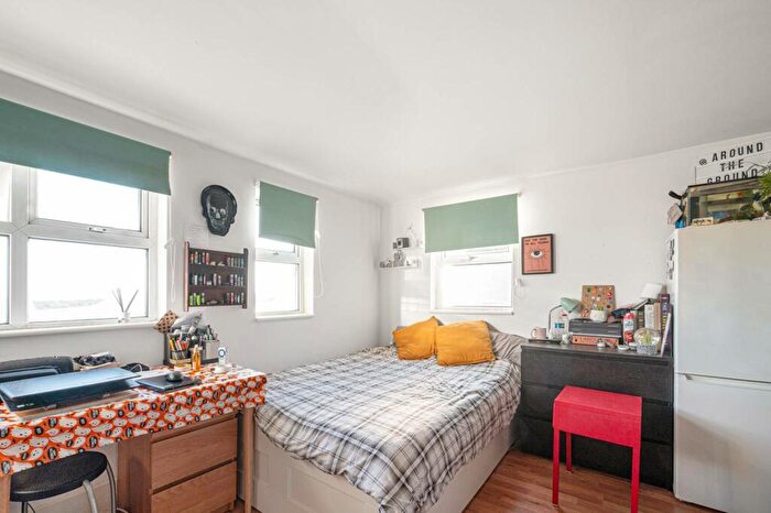 Studio To Rent In High Road, North Finchley, London, N12