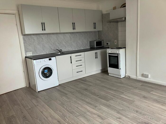 1 Bedroom Flat To Rent In Layton Road, Hounslow, TW3