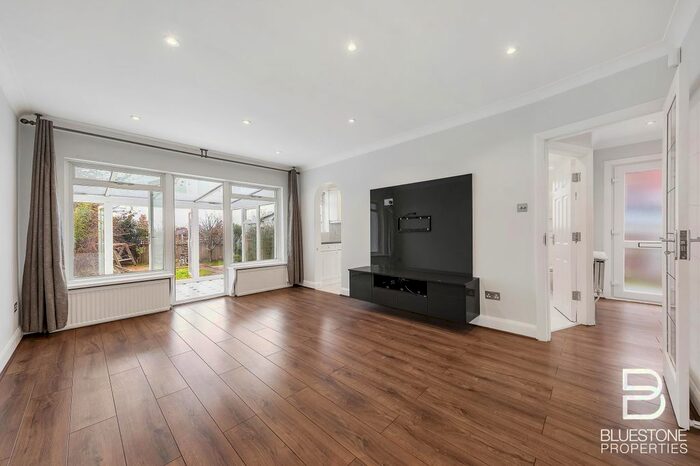 2 Bedroom Semi-Detached Bungalow To Rent In Waddington Way, London, SE19