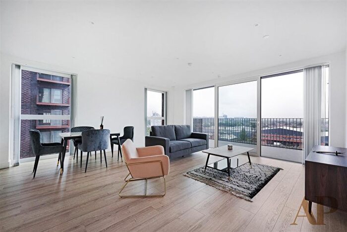 3 Bedroom Flat To Rent In Waterview House, Grand Union, HA0