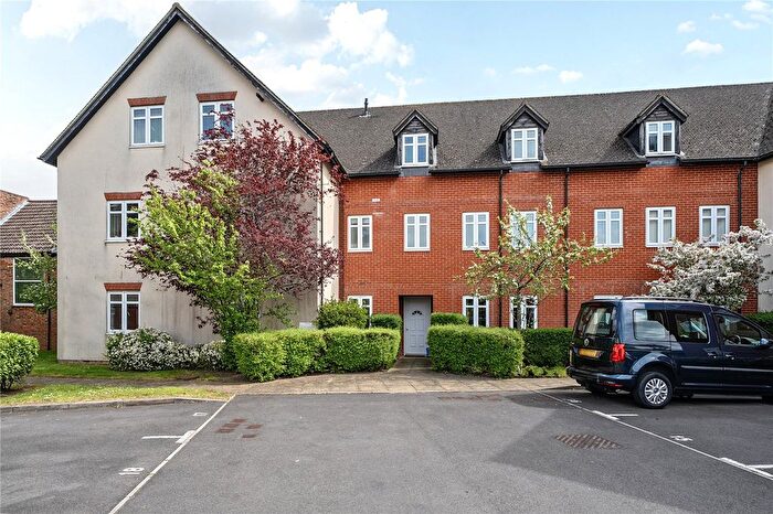 1 Bedroom Flat For Sale In Overton Court, Tongham, Surrey, GU10