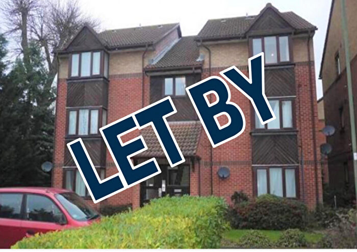 Flat To Rent In Pavilion Way, Edgware, HA8