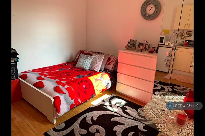 Studio To Rent In Bowes Road, London, N11