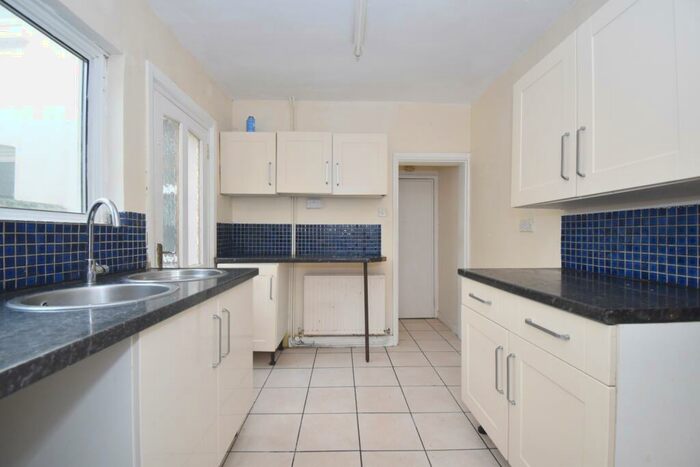 3 Bedroom Semi-Detached House To Rent In Mount Road Chatham, ME4