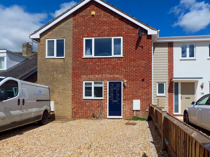 4 Bedroom Semi-Detached House To Rent In Churchill Road, Bicester, Oxfordshire, OX26