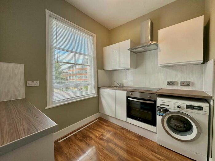 Studio To Rent In Elsham Road, London, W14