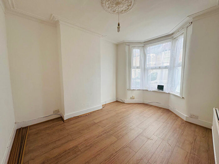 3 Bedroom Terraced House To Rent In No Deposit Option, Bed Terraced-House, Upton Park, E13