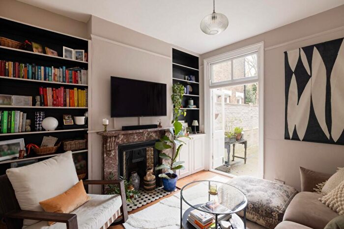 2 Bedroom Flat For Sale In Ivydale Road, Nunhead, SE15
