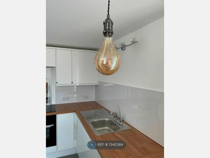 2 Bedroom Flat To Rent In Lloyds Terrace, Newcastle Emlyn, SA38