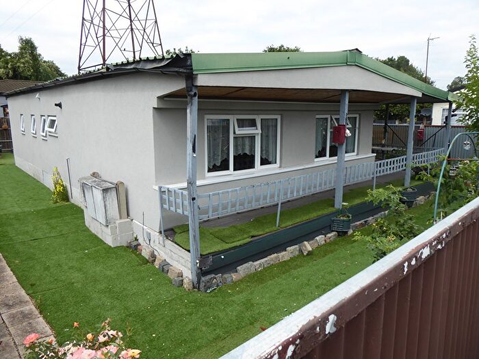 3 Bedroom Mobile/park Home For Sale In Heathervale Way, New Haw, Addlestone, KT15