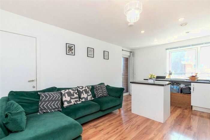 3 Bedroom Flat To Rent In Millstream Road, Tower Bridge, SE1