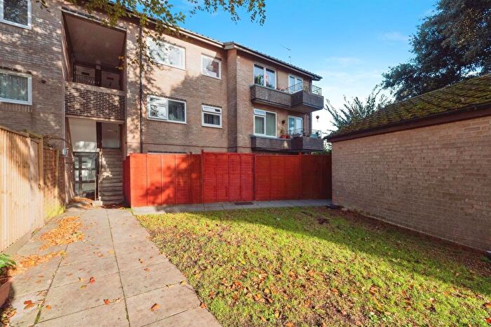 2 Bedroom Flat For Sale In Wyke Road, Weymouth, DT4