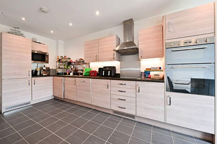 3 Bedroom Flat To Rent In Robinswood Gardens, Walthamstow, London, E17