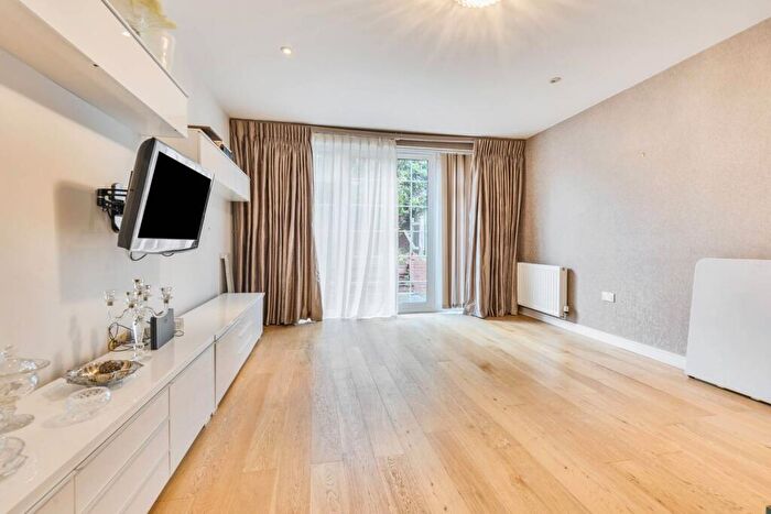 2 Bedroom Flat For Sale In Green Lane, Hendon, London, NW4