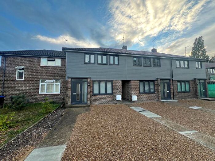 3 Bedroom End Of Terrace House To Rent In Woking, Surrey, GU21