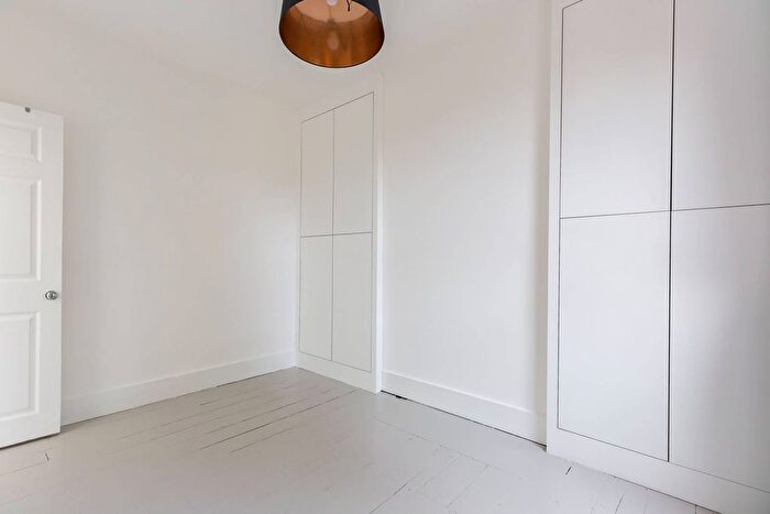 1 Bedroom Flat To Rent In Roman Road, Bow, London, E3