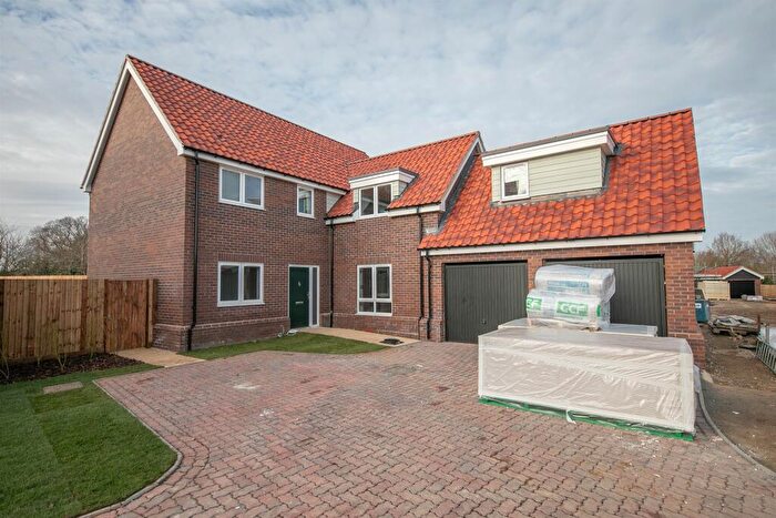 4 Bedroom Detached House For Sale In Spalding Way, Chelmondiston, Ipswich, IP9
