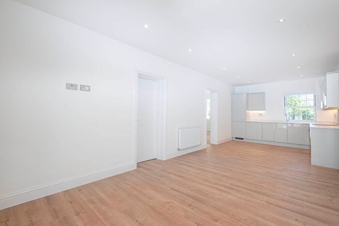 3 Bedroom Flat For Sale In Caterina Court, A Fairmead, Surbiton, KT5
