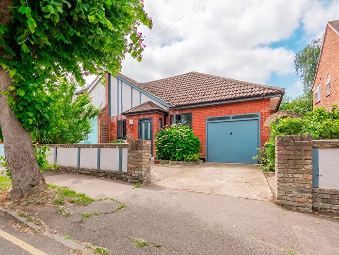 4 Bedroom Semi Detached House For Sale In Creswick Avenue, Rayleigh, SS6