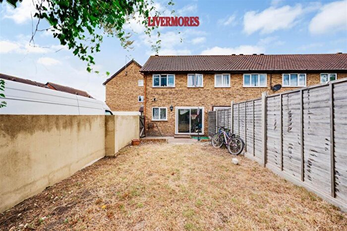 3 Bedroom End Of Terrace House For Sale In Falcon Close, Dartford, DA1