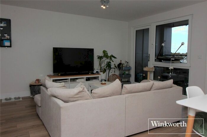 2 Bedroom Flat To Rent In Shenley Road, Borehamwood, Hertfordshire, WD6