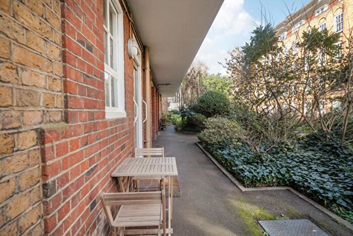 3 Bedroom Flat For Sale In Vicarage Crescent, London, SW11